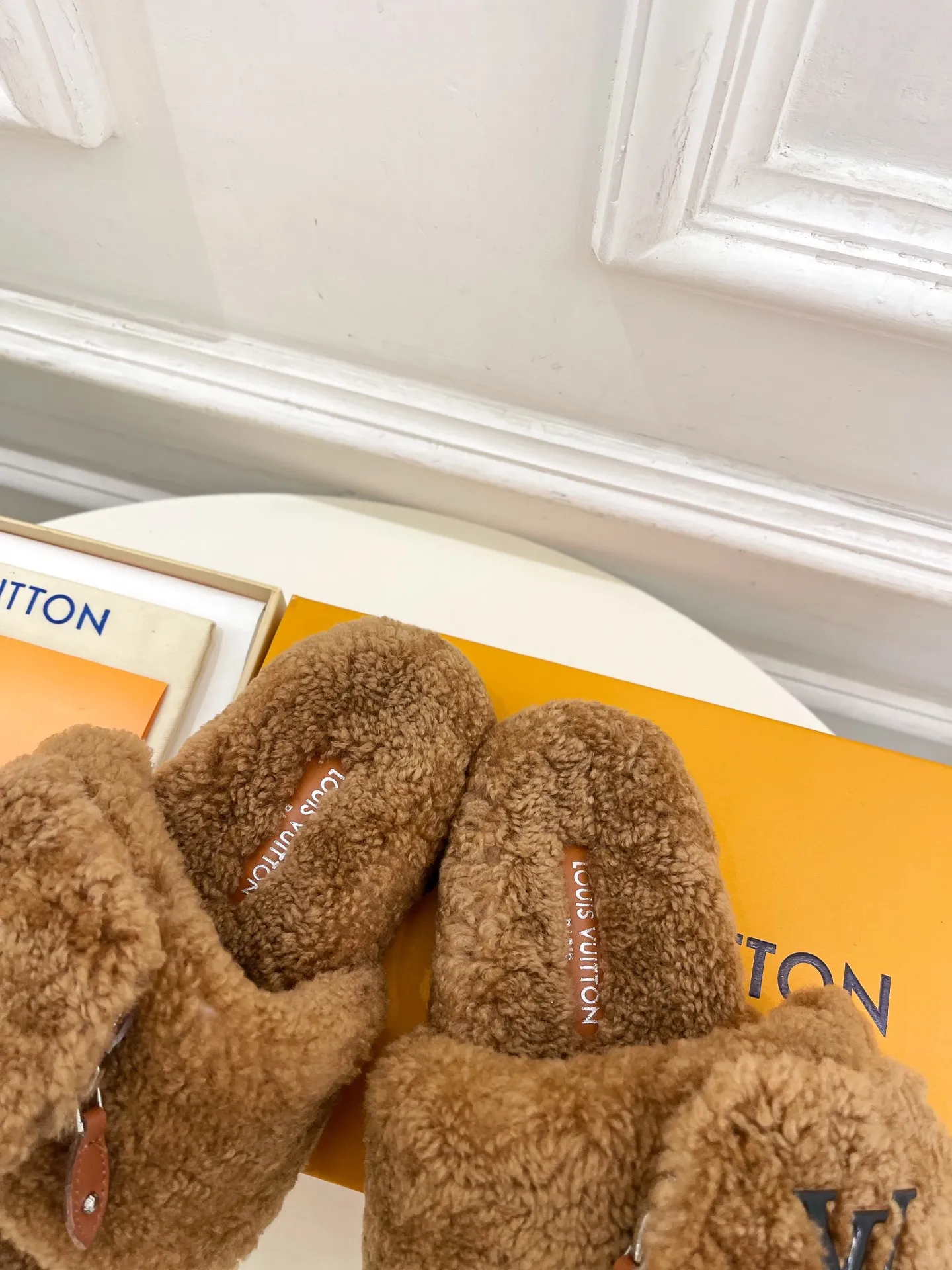 👟👟Ex-factory price 480👟👟 | Louis Vuitton 25𝐬𝐬 🧡💚2025 spring and summer new style top version⚠️ The counter features the latest LV wallet fur slippers, new hard goods🆕 ❥BS purchasing level! Full of high-end feel! A popular model among bloggers at home and abroad, it’s retro and fashionable and looks amazing on your feet! Mainly recommended model on the official website★ ━━━━━ ЅᏇєєt ━━━━━ ▪️Upper: Original custom-made wool ▪️Lining: imported goat hair lining ▪️Outsole: Original custom-made non-slip outsole ▪️Heel height: flat ▪️Shoe size: 35-39 (40.41.42 customization is not returnable)